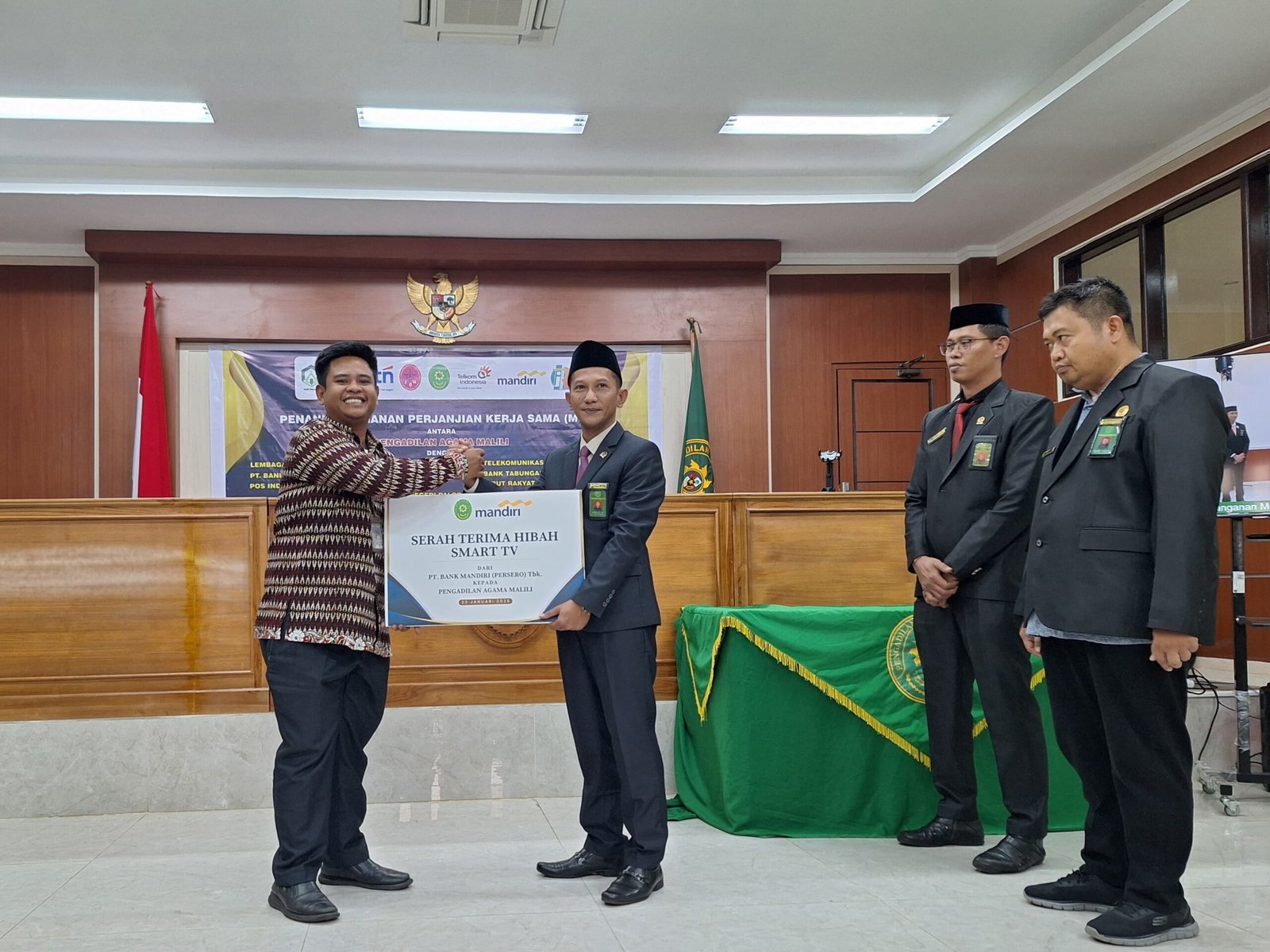PT.Bank Mandiri Persero Tbk.KCP Malili, Serahkan Hibah Smart TV ke- PA Malili