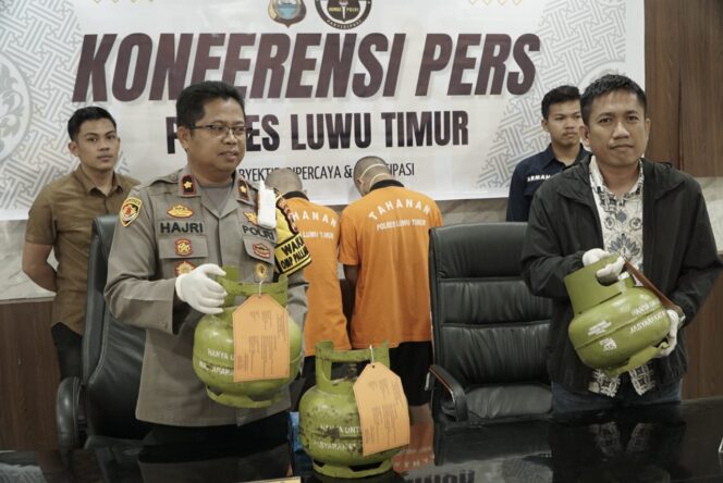 
					Polres Lutim Amankan 2 Tersangka Pencurian Ratusan Tabung LPG 3Kg Milik Bumdes Kawata