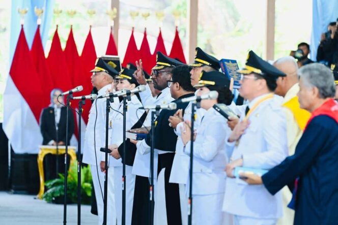 
					12 Kepala Daerah Bersama Wakilnya Dari Sulteng Dilantin Presiden RI Di Istana Negara