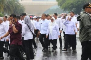 Bupati dan Wabup Terpilih Lutim Semangat Ikuti Gladi Bersih Pelantikan Dibawah Guyuran Hujan