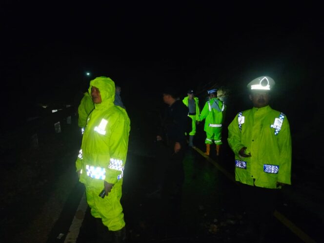 
					Anggota Sat Lantas Dan Polsek Mankutana Lakukan Pengaturan Lalulintas Di Lokasi Longsor Kasintuwu