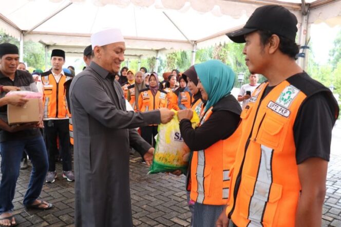 
					Jelang Sehari Hari Raya Idul Fitri 1446.H, Bupati Lutim Bagikan Paket Lebaran kepada Petugas Kebersihan