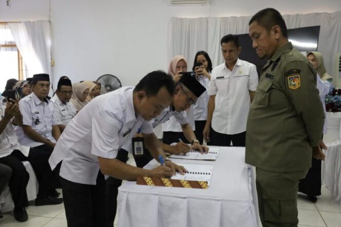 
					Sertijab Camat Malili, Bupati Tekankan Pelayanan Lebih Dekat ke Masyarakat