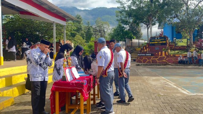 
					SMAN 5 Luwu Timur Lantik Pengurus OSIS dan MPK Baru Periode 2025/2026