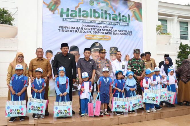 
					Ketua DPRD Ober Datte Bersama Wakil Ketua I DPRD Lutim Jihadin Peruge Turut Hadir Dalam Acara Penyaluran Bantuan Seragam Sekolah