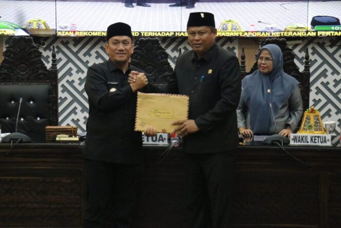 
					Bupati Irwan Serahkan I Buah Ranperda Ke DPRD Lutim