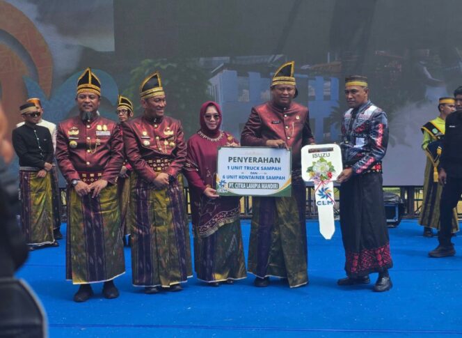 
					PT.CLM Serahkan 1 Unit Truk dan Kontainer Sampah Sebagai Kado HUT Luwu Timur Ke-23