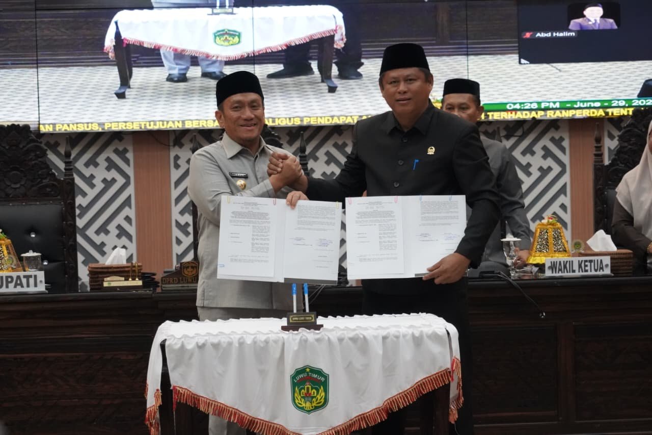 Ketua DPRD Lutim Ober Datte Menerima Ranperda Pertanggung Jawaban APBD 2025 Dari Bupati Irwan