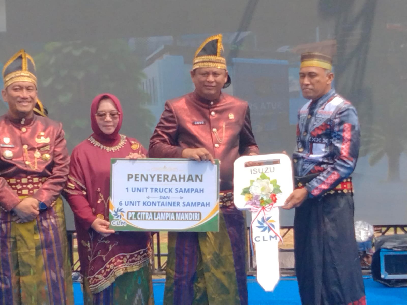 Ketua DPRD Lutim Ober Datte Terima 1 Unit Truk dan 6 Kontainer Sampah Dari PT.CLM Sebagai Kado HUT Luwu Timur Ke-23