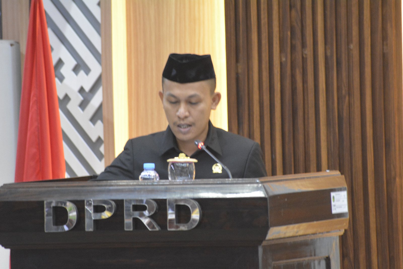 Fraksi PDIP Berharap Dengan Penyertaan Modal Kepada Perumdam Wamami Dapat Meningkatkan Standar Penyediaan Air Minum Sesuai Permenkes No 2 Tahun 2023